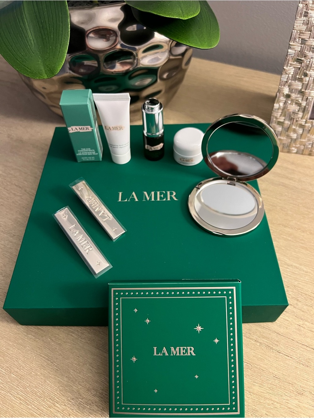 La Mer 6-piece set of 2 Hair clips, Compact Mirror and Travel size Skincare set